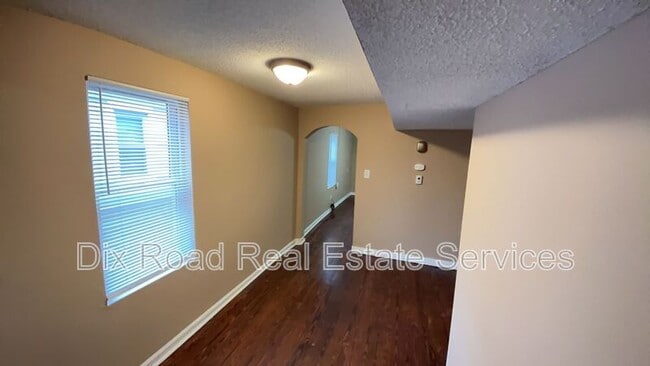 Building Photo - 9-9 E Main St