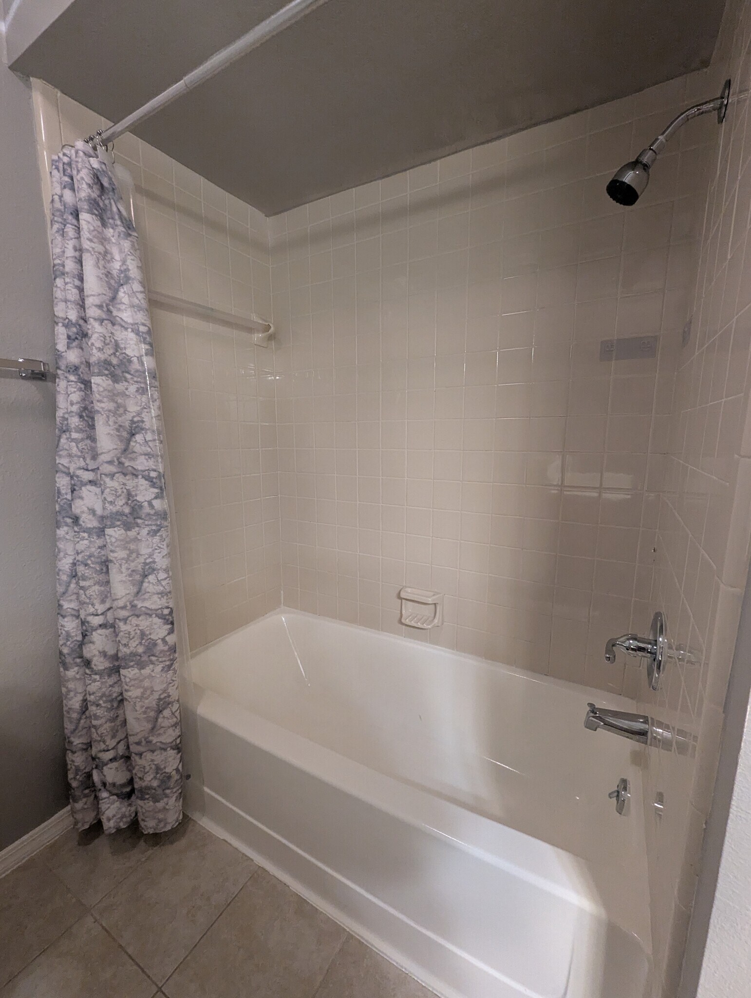 Bathroom 2 tub shower - 14429 N Pennsylvania Ave