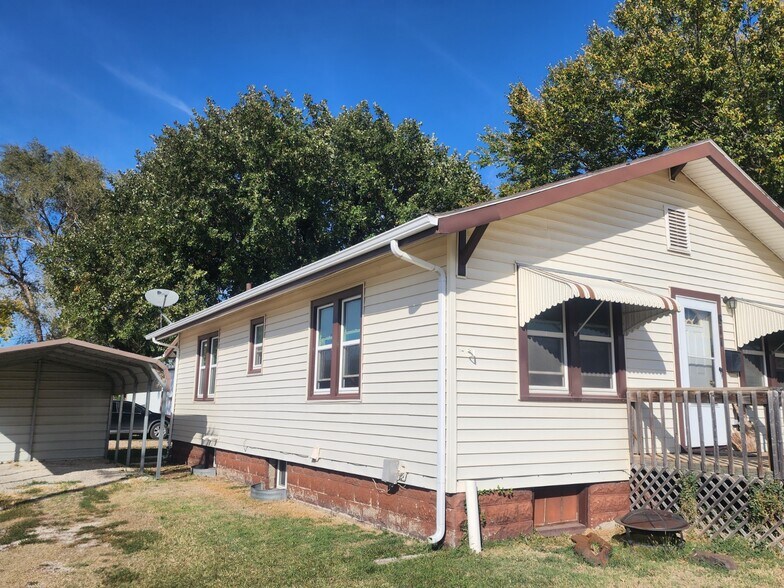 Side and carport - 811 W Main St