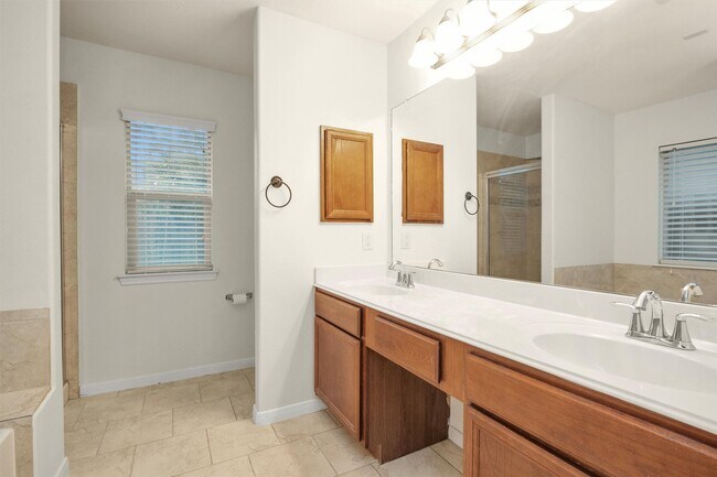 Building Photo - 12822 Lakeshore Dr