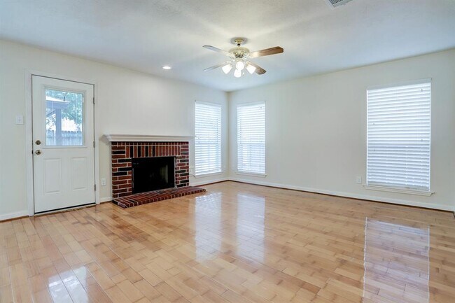 Building Photo - 2426 Linwood Dr