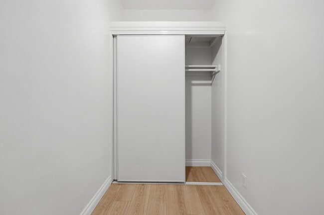 Building Photo - 724 S Mariposa Ave