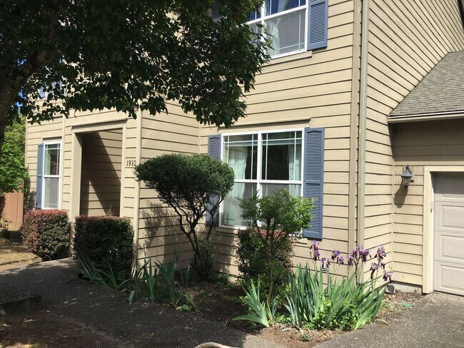 Building Photo - Cute 4 Bedroom Gresham Home!