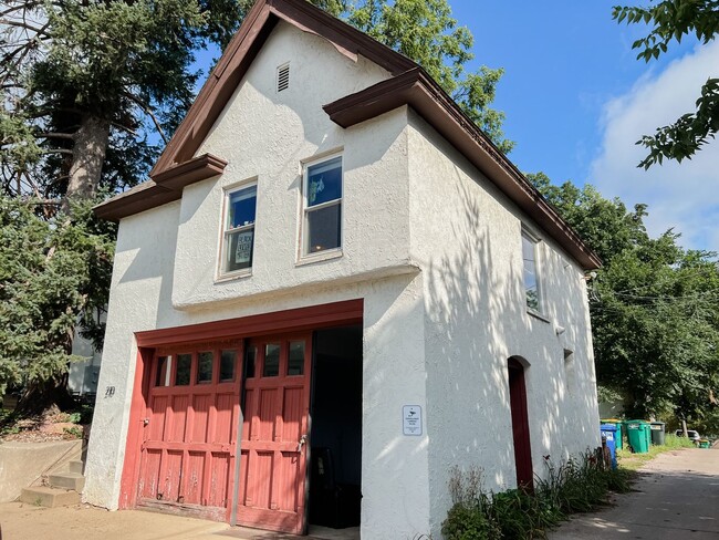 Building Photo - Historic carriage house renovated into a loft apartment! 1 bed 1 bath! Close to downtown