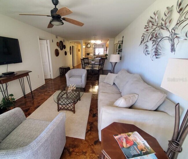 Building Photo - 106 1st St E