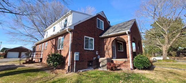 Building Photo - Lewisville Gem!