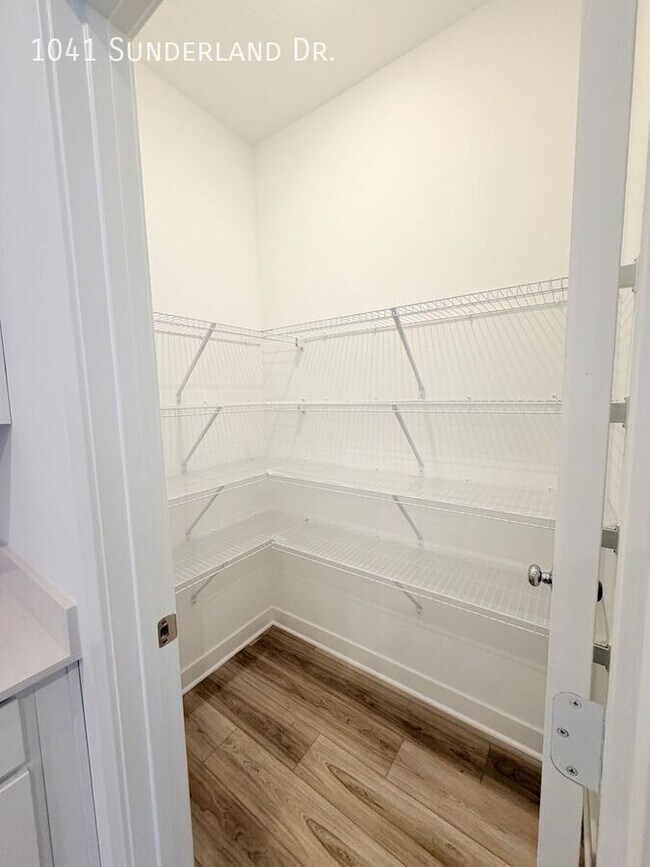 Building Photo - 1041 Sunderland Dr