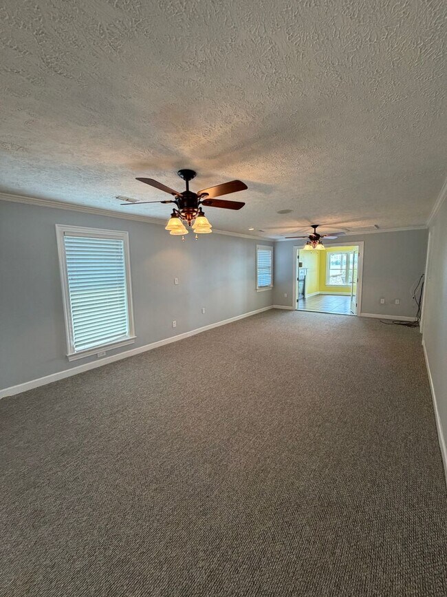 Building Photo - Fabulous 3 bedroom 2 bath in waterfront community!