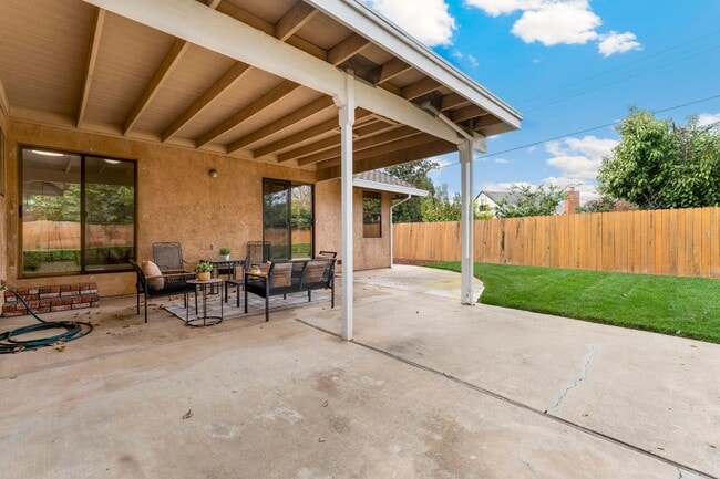 Building Photo - Quiet & Central Neighborhood - 3 Bedroom 2 Bathroom - Large Yard - Lawn Service Provided!