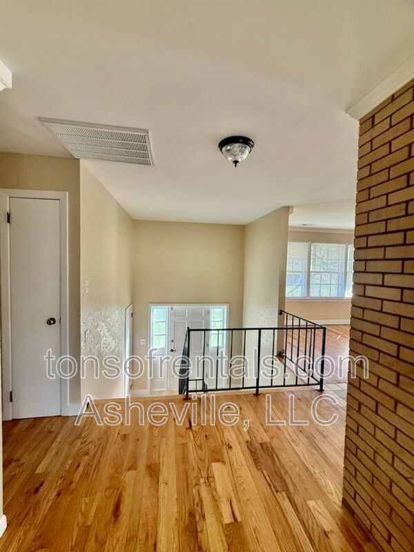 Building Photo - 161 Dogwood Dr