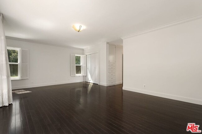 Building Photo - 519 N Rexford Dr