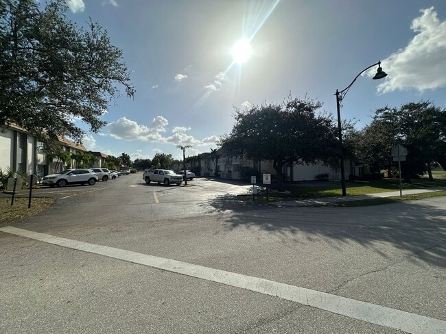 Building Photo - 1830 Maravilla Ave