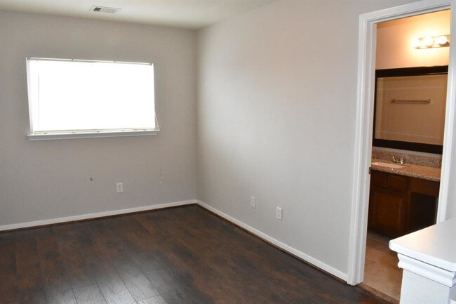 Building Photo - 1615 Royal Chase Dr