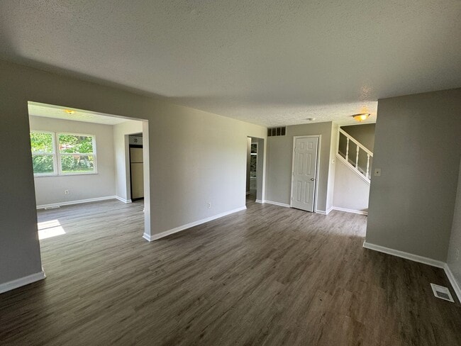 Building Photo - Far Eastside Large 3 Bedroom 1.5 Bath
