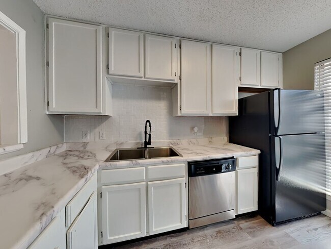 Building Photo - ***$500 off First Full Months rent with mo...