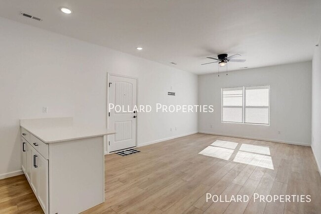 Building Photo - 819 Parkview Dr