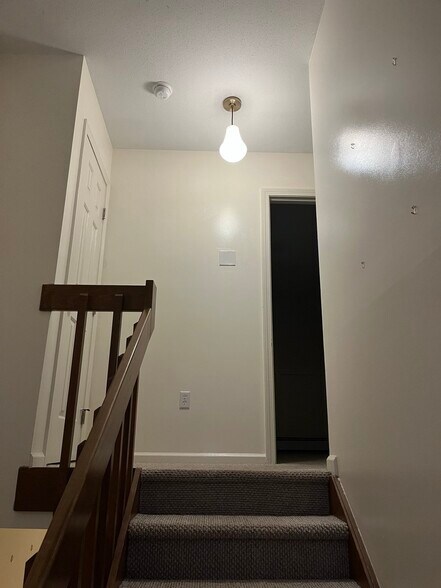 Building Photo - 565 Quaker Ln