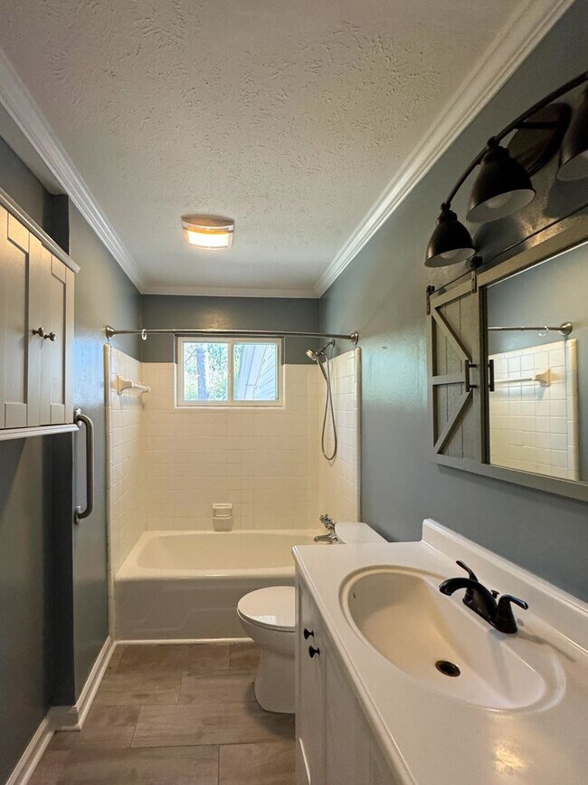 Building Photo - Charming 3 Bed 1.5 Bath Home with Flex Room