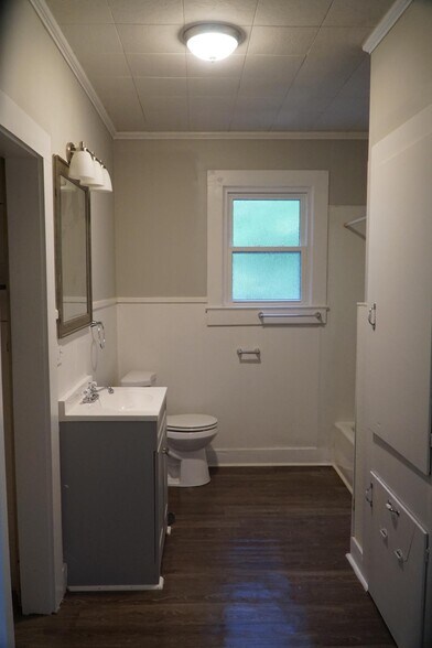 Building Photo - 411 W Taft St