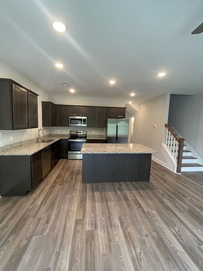 Building Photo - 3 Bedrooms, 2.5 Baths 2-story townhome
