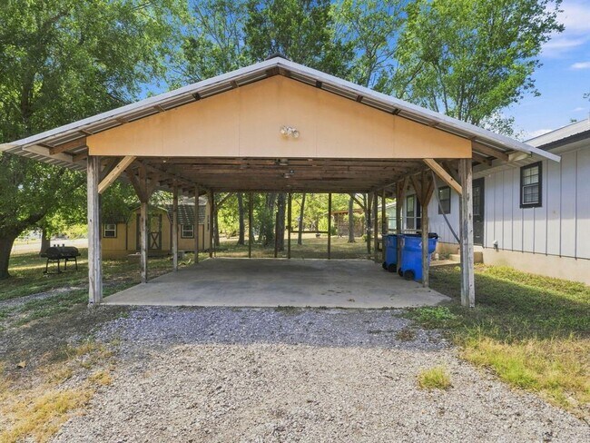 Building Photo - 1303 Lovers Ln