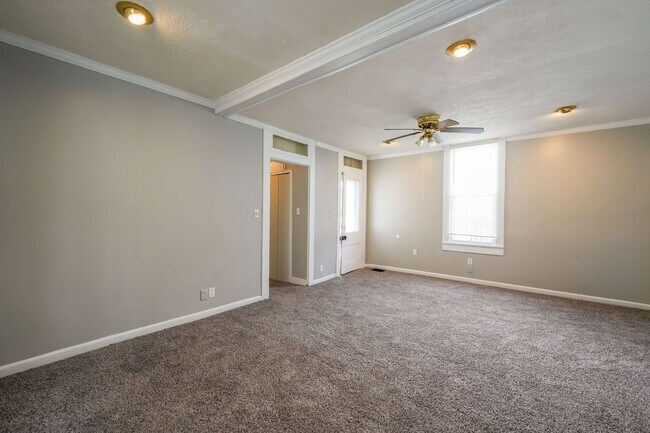 Building Photo - 2 bedroom 1 bath house with a garage in downtown New Albany