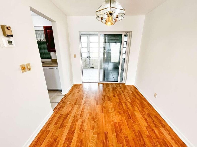 Building Photo - 905 SW 3rd Ave