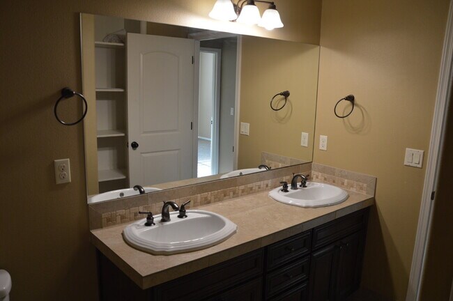 Building Photo - "Charming 3-Bed + Loft and 2 car garage Townhouse with Granite Elegance in Vancouver!"