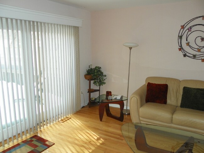 Building Photo - 135 Danbury Ct