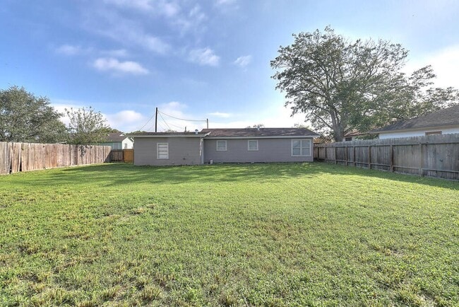 Building Photo - 10921 Shady Ln