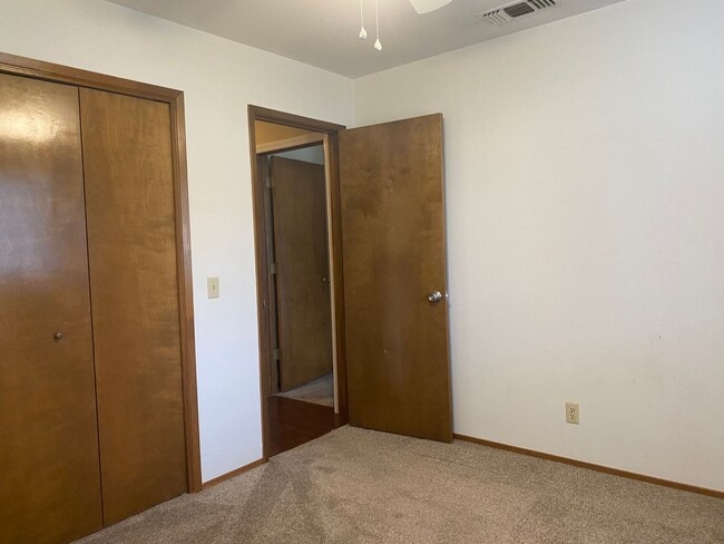 Building Photo - Nice well cared for home in desirable Edge...