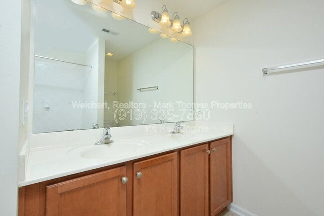 Building Photo - 3 Moonbeam Ct