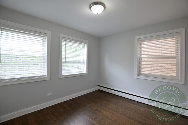 Building Photo - 6120 N Kenmore Ave