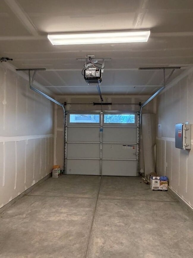 Building Photo - Loft home in downtown Woodland with SOLAR!!