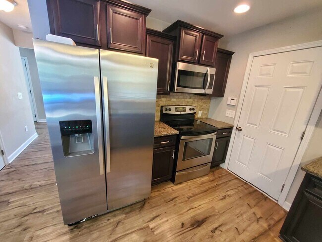 Building Photo - 4 bedroom available for move in August 1st...