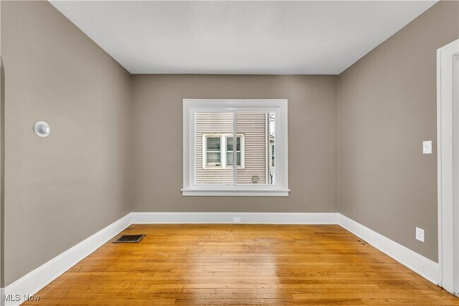 Building Photo - 10403 Russell Ave