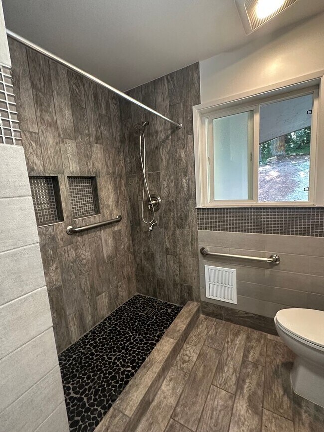 Building Photo - Beautifully Refreshed Home on Several Acre...