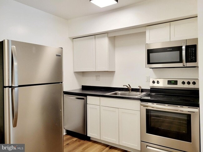 Building Photo - 128 E Pall Mall St