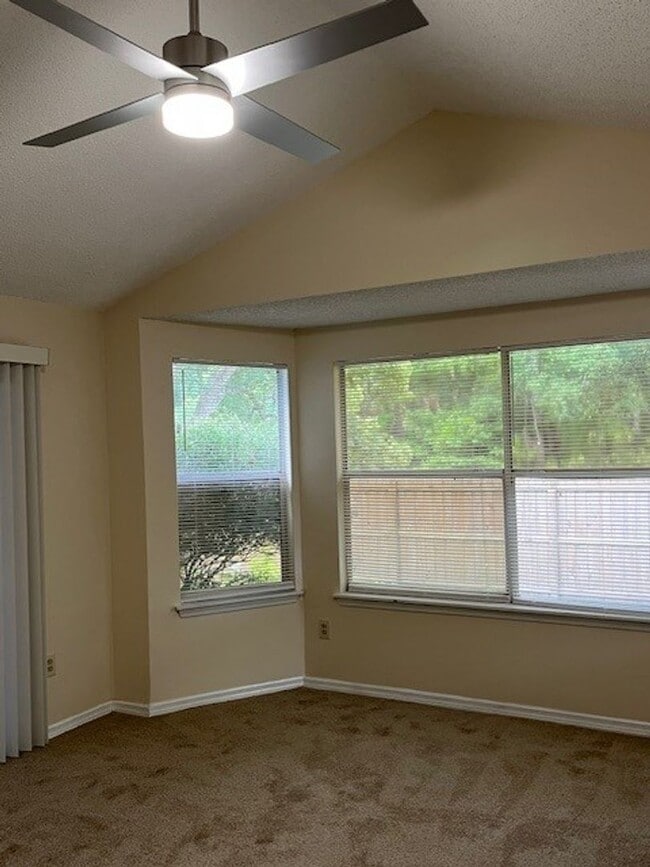 Building Photo - **3/2 w/ Lawn Care in Lake Mary - Remingto...