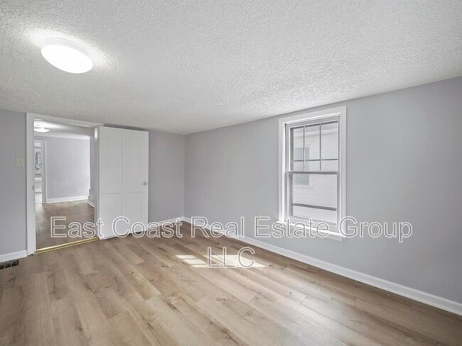 Building Photo - 258 W King St