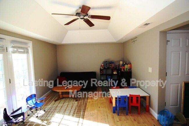 Building Photo - 950 Wellesley Pl Dr