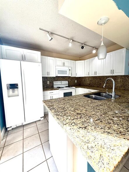 Building Photo - 8466 S Coral Cir