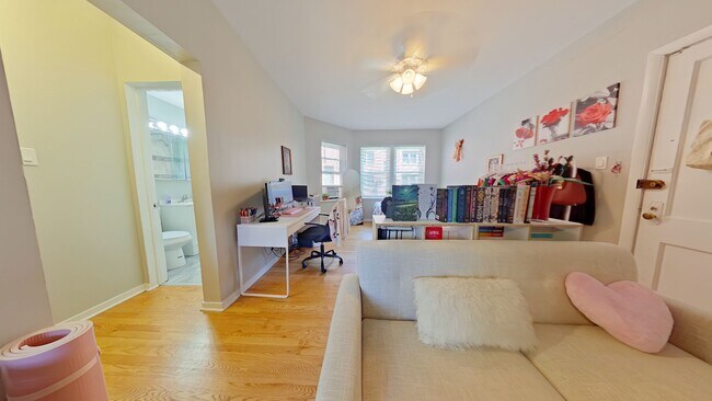 Interior Photo - 734-44 W. Aldine