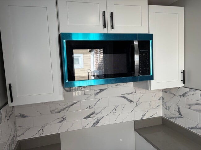 Building Photo - Fully Renovated 2 Bed 1 Bath Townhouse Style Row Home Now Available