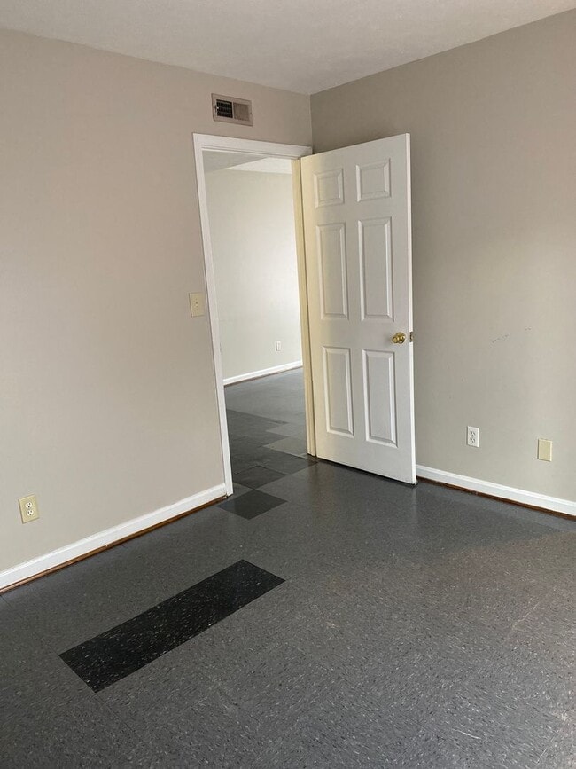 Building Photo - Second floor 1 bedroom apartment- Section ...