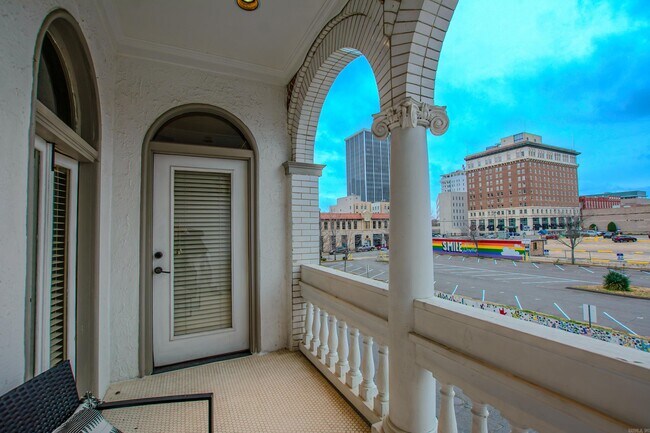 Building Photo - 612 Center St