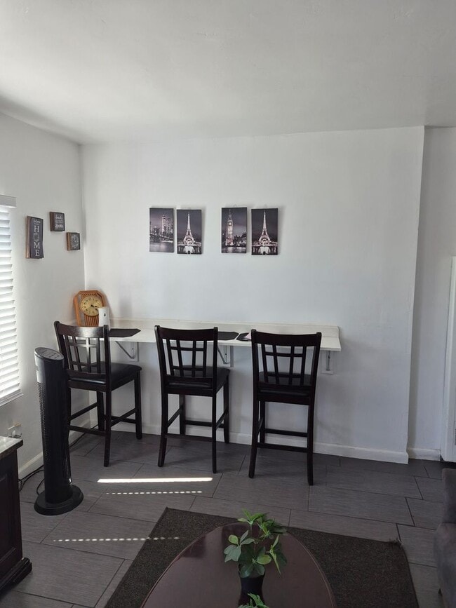 Building Photo - Private Bedroom for Rent in Single-Family Home – Utilities Included