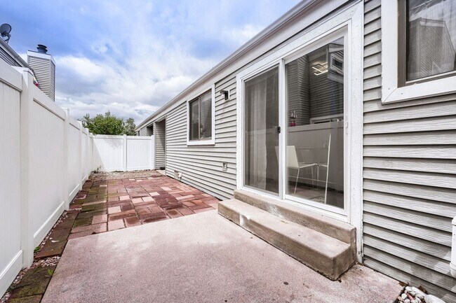 Building Photo - Updated 2 Bedroom Townhouse in Thornton