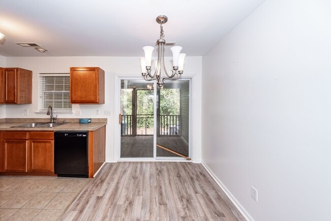 Building Photo - 2 Bedroom, 1.5 Bathroom Townhome - Charleston