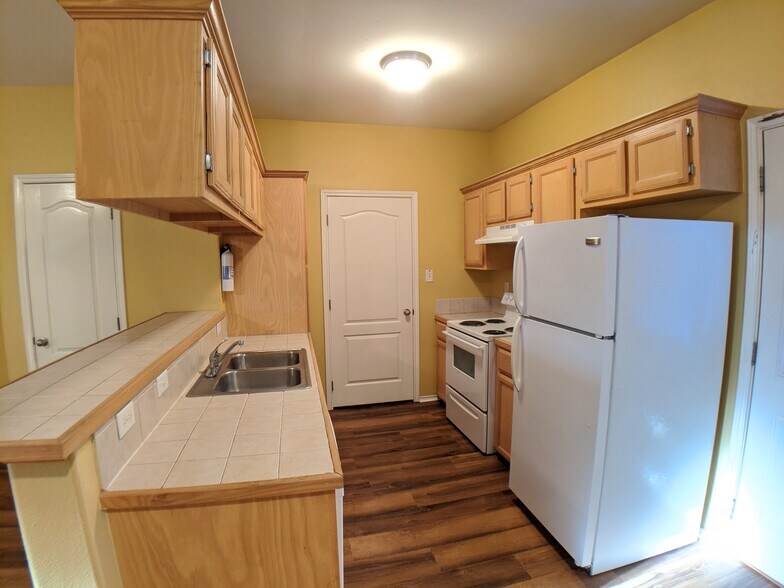 Building Photo - 808 W Arroyo Park Ln